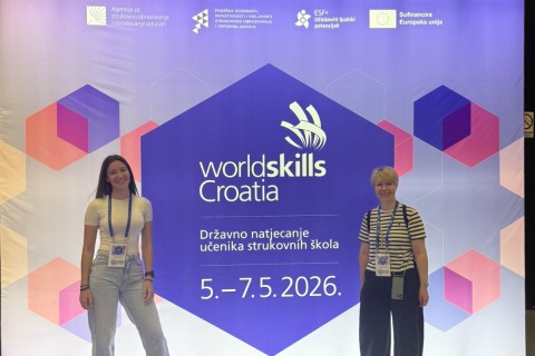 Dijakinja Patricija Vukotić in profesorica Helena Božič Janežič